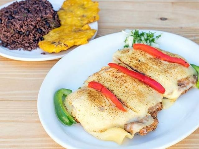 BISTEC DE POLLO EMPANIZADO A LA MILANESA.