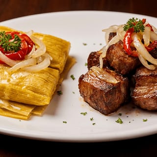 Masas de Cerdo Fritas con Dos Tamales en Hoja